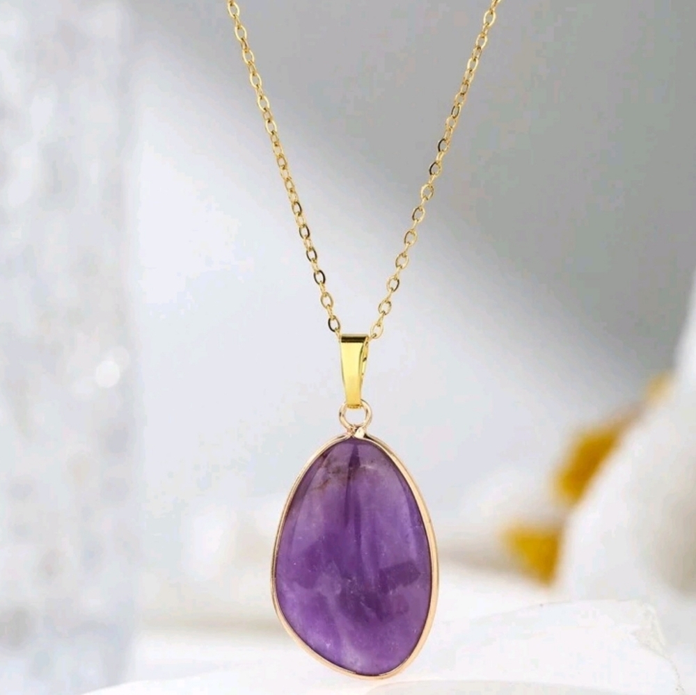 Amethyst pendant necklace. 1.6"Hx .8"W; 17.3" o-chain with a 2" extender; nwot